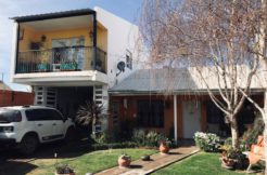Casa ubicada en Barrio Los Jardines, sobre calle Berola