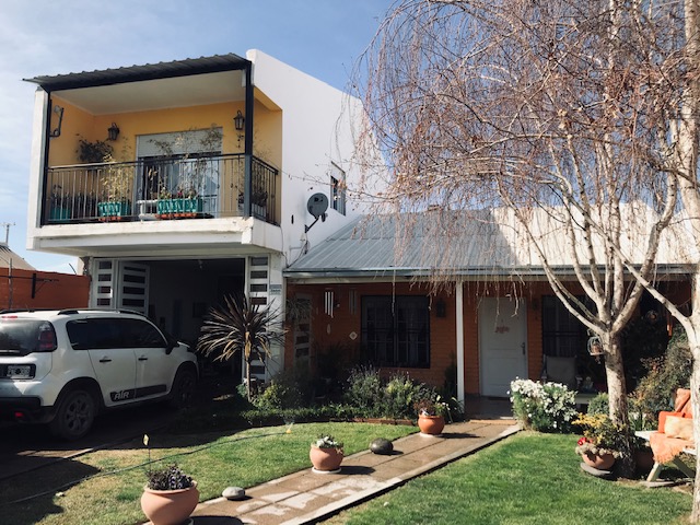 Casa ubicada en Barrio Los Jardines, sobre calle Berola